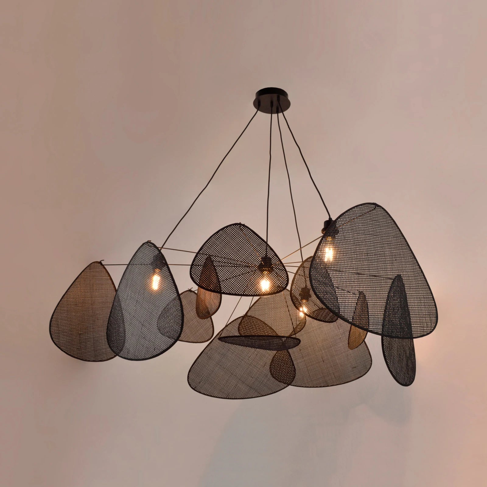 Suspension en Rotin Noir Design Géométrique Luminaire Contemporain