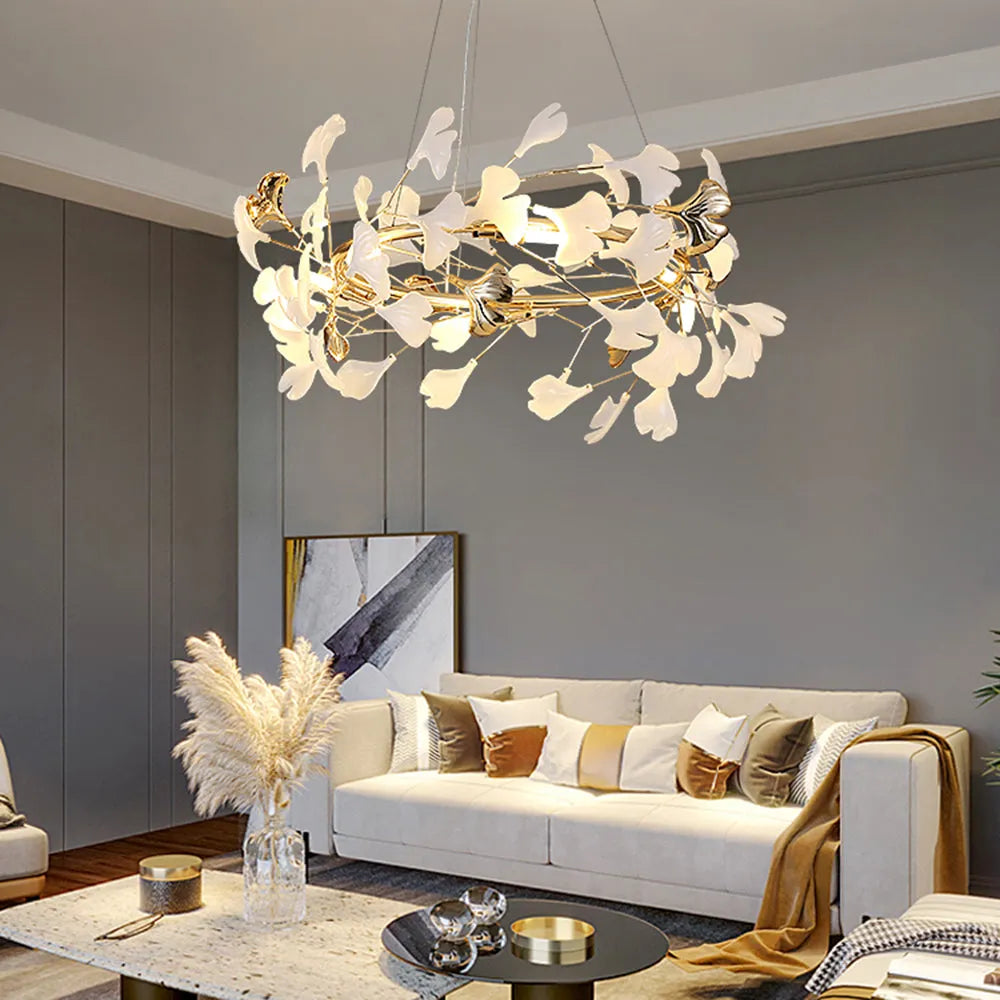 Suspension Florale Design avec Feuilles Blanches et Finition Dorée